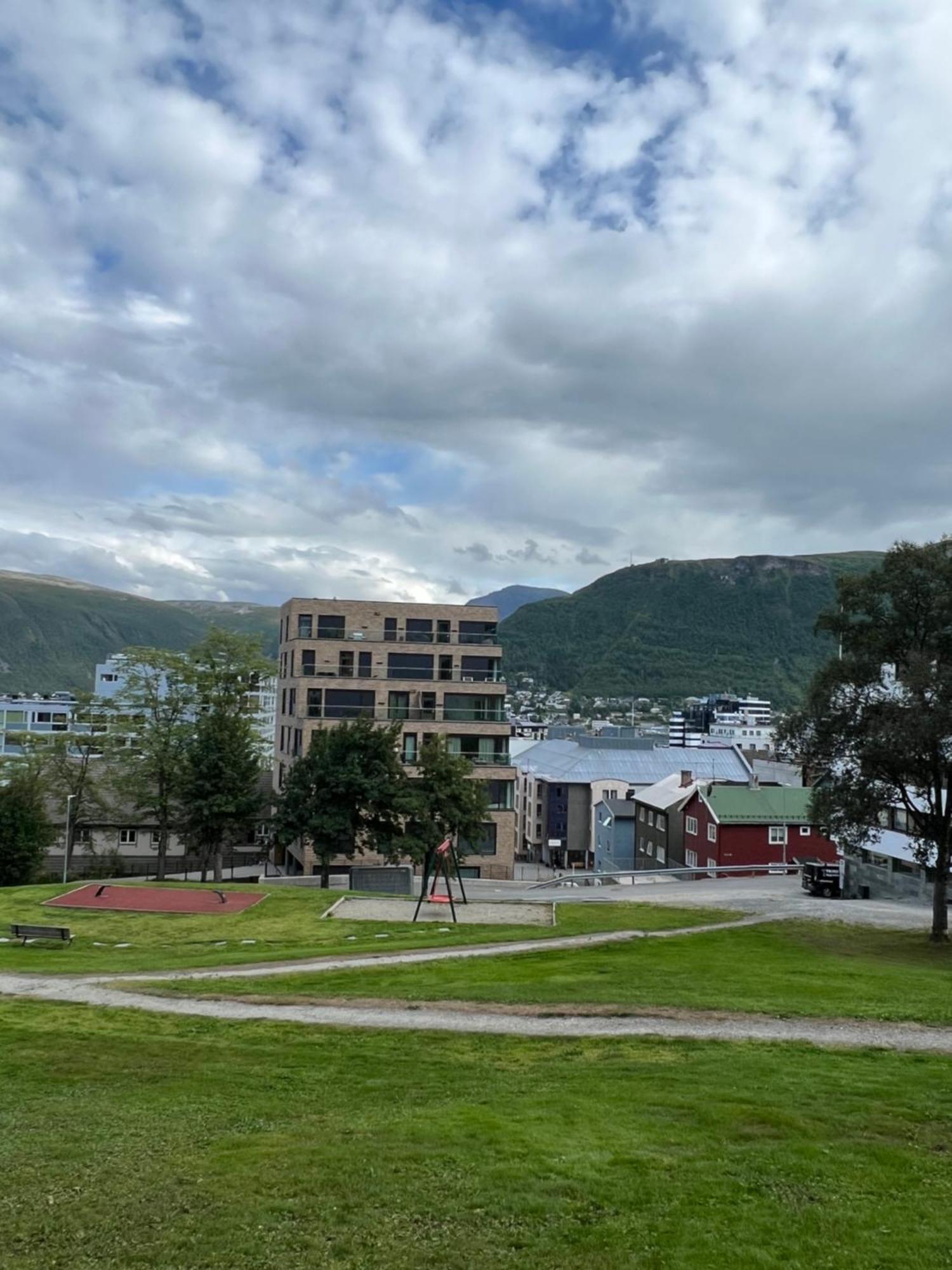 Luxury Apartment Downtown Tromso With 2 Bedrooms And 2 Bathrooms And Parking Zewnętrze zdjęcie