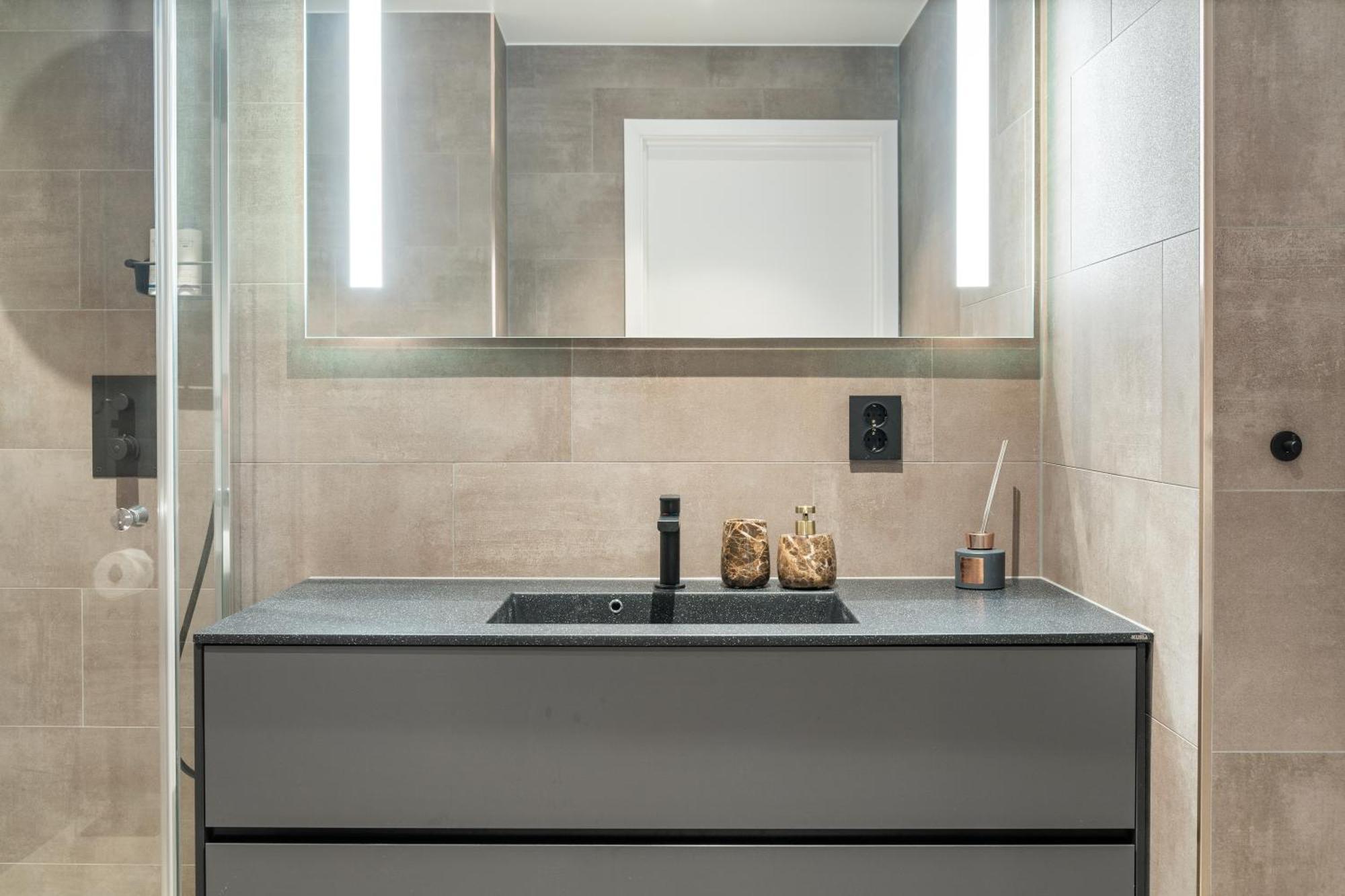 Luxury Apartment Downtown Tromso With 2 Bedrooms And 2 Bathrooms And Parking Zewnętrze zdjęcie